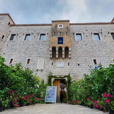 Dalmatian White Shell Apartment- Two Bedroom Apartman Kaštela