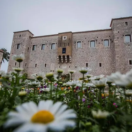 Dalmatian White Shell Apartment- Two Bedroom Apartman Kaštela