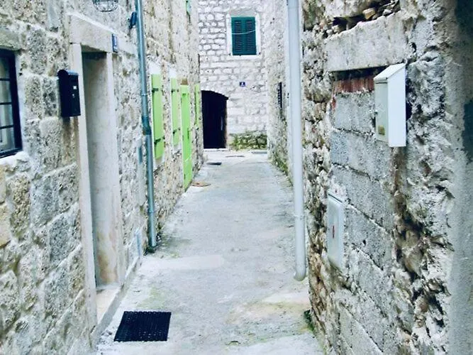 Dalmatian White Shell Apartment- Two Bedroom Apartman Kaštela