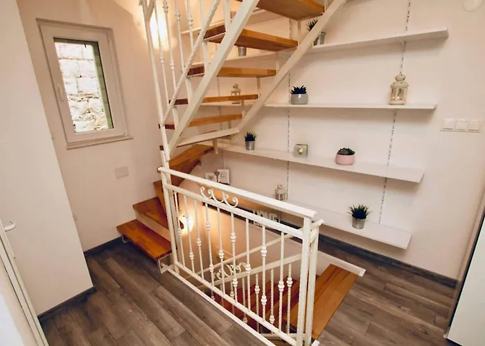 Dalmatian White Shell Apartment- Two Bedroom Apartman *